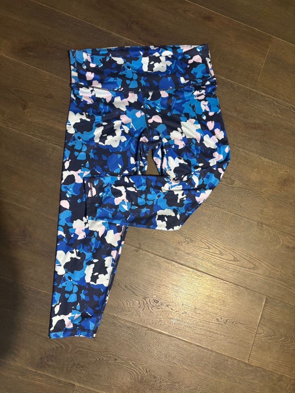 Woman’s gap blue floral print workout leggings